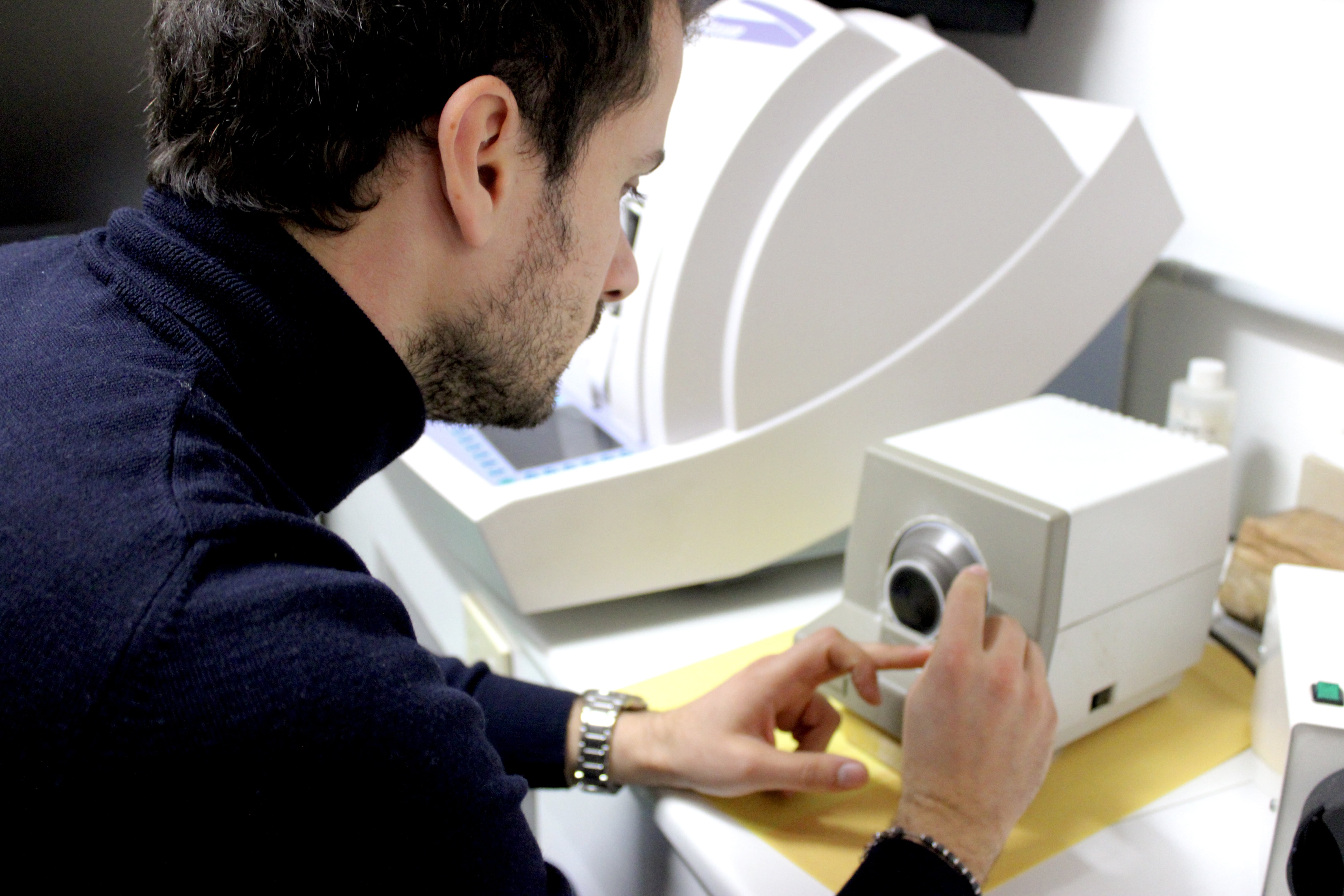 Lavorazione tecnica di una lente nel laboratorio ottico
